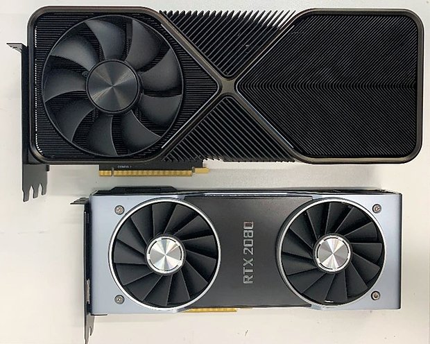 vermeintl. RTX 3090 Founders Edition mit dem neuen Kühlerdesign neben einer RTX 2080 Founders Edition